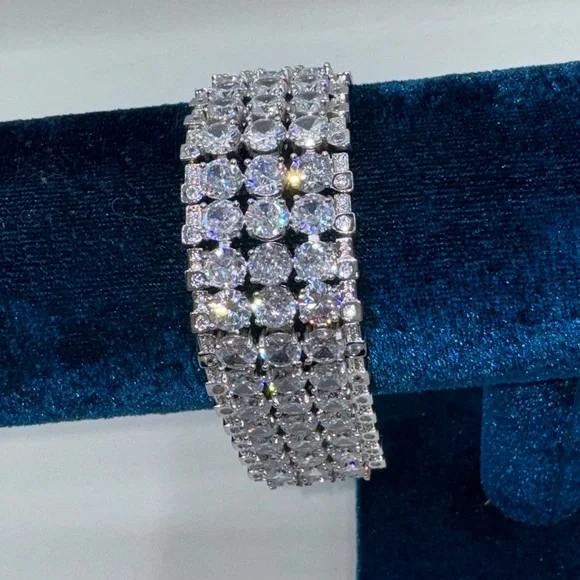 58ct Cuff Bracelet - Picture 3 of 12